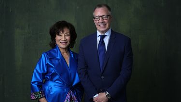 La presidenta de la Academia de las Artes y Ciencias Cinematográficas Janet Yang, izquierda, y el director general de la academia Bill Kramer posan para un retrato en el almuerzo de nominados a la 96a edición de los Premios de la Academia el lunes 12 de febrero de 2024, en el Hotel Beverly Hilton en Beverly Hills, California. (Foto AP/Chris Pizzello)