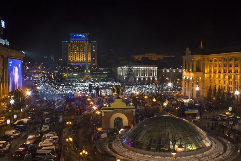 Miles de personas encienden sus l&aacute;mparas de mano mientras escuchan a Okean Elzy, una de las m&aacute;s populares bandas de rock de Ucrania, durante una marcha a favor de la Uni&oacute;n Europea en la Plaza de la Independencia en Kiev, Ucrania, el s