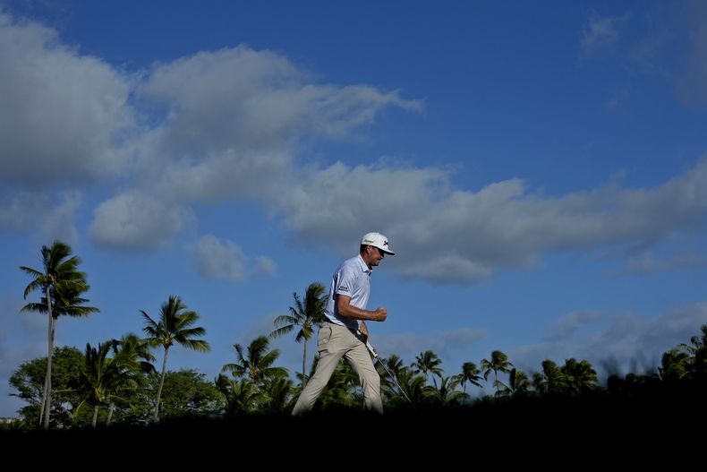 Keegan Bradley festeja luego de atinar su golpe en el green del hoyo 17, durante la tercera ronda del Sony Open, el sábado 13 de enero de 2024, en Honolulú. (AP Foto/Matt York)