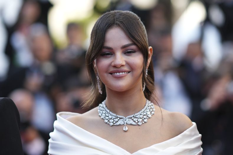 Selena Gomez posa a su llegada al estreno de la película Emilia Perez en la 77a edición del Festival de Cine de Cannes en Francia el sábado 18 de mayo de 2024. (Foto Scott A Garfitt/Invision/AP)