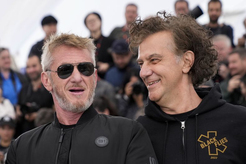 Sean Penn, izquierda, y el director Jean-Stephane Sauvaire posan para la foto en la presentación del filme Black Flies en el 76to Festival Internacional de Cine de Cannes, Francia, viernes 19 de mayo de 2023. (Foto de Scott Garfitt/Invision/AP)