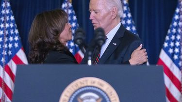 La vicepresidenta de EEUU, Kamala Harris, a la izquierda, habla con el presidente, Joe Biden, en la recepción festiva del Comité Nacional Demócrata en el hotel Willard de Washington, el domingo 15 de diciembre de 2024. (AP Foto/Jose Luis Magana)