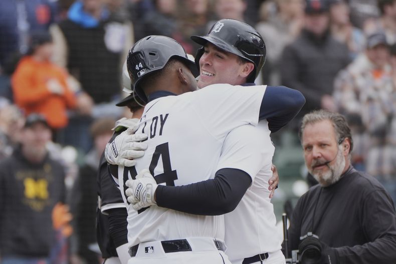Kerry Carpenter de los Tigres de Detroit celebra su jonrón de dos carreras con Justyn-Henry Malloy en la segunda entrada ante los Medias Blancas de Chicago el sábado 5 de abril del 2025. (AP Foto/Paul Sancya)
