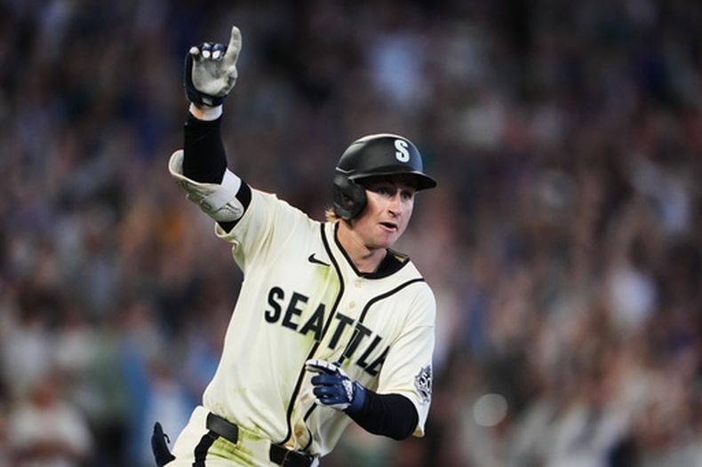 Colt Emerson, de los Marineros de Seattle, reacciona después de batear un sencillo productor en la novena entrada para dejar tendidos en el terreno a los Mellizos de Minnesota en el juego de béisbol de Grandes Ligas, el domingo 2 de agosto de 2026, en Seattle. (AP Foto/Lindsey Wasson)