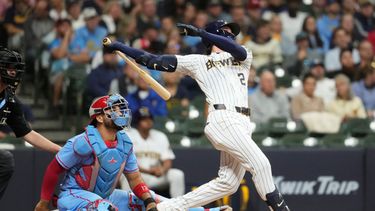 Brice Turang de los Cerveceros de Milwaukee observa su jonrón de dos carreras en la quinta entrada ante los Cardenales de San Luis el sábado 26 de septiembre del 2026. (AP Foto/Aaron Gash)