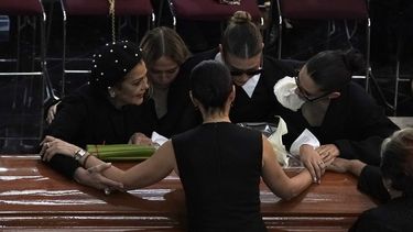 Miembros de la familia de Silvia Pinal se reúnen alrededor del ataúd que contiene los restos de la actriz mexicana, durante su funeral en el Palacio de Bellas Artes, en la Ciudad de México, el sábado 30 de noviembre de 2024. Pinal, actriz de la Época de Oro del cine mexicano en los años 1940 y 50, murió el jueves. Tenía 93 años. (Foto AP/Aurea Del Rosario)