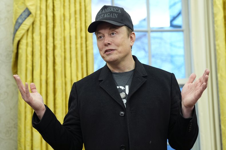 Elon Musk habla durante un evento con el presidente Donald Trump en la Oficina Oval de la Casa Blanca, el martes 11 de febrero de 2025, en Washington. (Foto AP/Alex Brandon)
