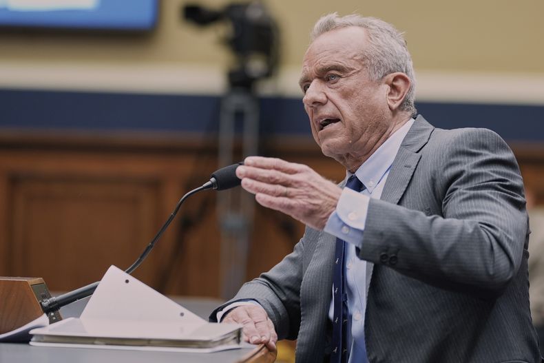 El secretario de Salud y Servicios Humanos, Robert F. Kennedy Jr., da su testimonio ante la Comisión de Energía y Comercio de la Cámara de Representantes, el martes 24 de junio de 2025, en Washington. (AP Foto/Mariam Zuhaib)