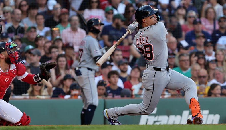 Javier Báez, de los Tigres de Detroit, conecta un jonrón de tres carreras en la cuarta entrada durante un juego de béisbol contra los Medias Rojas de Boston, el domingo 28 de septiembre de 2025, en Boston. (AP Photo/Jim Davis)