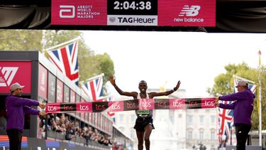 El debutante Amos Kipruto gana el Maratón de Londres