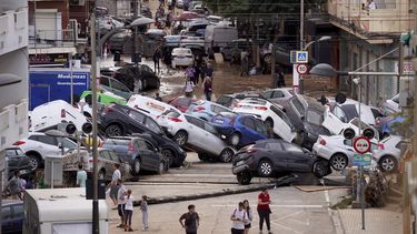 Vehículos arrastrados por la fuerza del agua, apilados en una calle tras las inundaciones en Valencia, España, el 31 de octubre de 2024. (AP Foto/Alberto Sáiz)