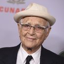 ARCHIVO - Norman Lear llega a los BAFTA Los Angeles Britannia Awards en el Hotel Beverly Hilton el viernes 25 de octubre de 2019, en Beverly Hills, California. Lear, el guionista, director y productor que revolucionó la televisión en horario estelar con All in the Family, The Jeffersons y Maude, falleció el martes 5 de diciembre de 2023. Tenía 101 años. (Foto Jordan Strauss/Invision/AP, archivo)