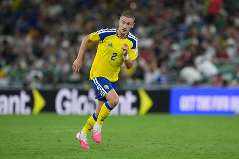 El sueco Gustaf Lagerbielke (2) durante el partido entre Suecia y Túnez por el Grupo F del Mundial, el domingo 14 de junio de 2026, en Monterrey, México. (AP Foto/Moisés Castillo)