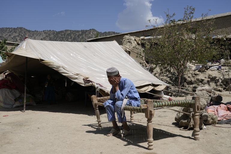 Suben a 155 los niños muertos en el terremoto en Afganistán