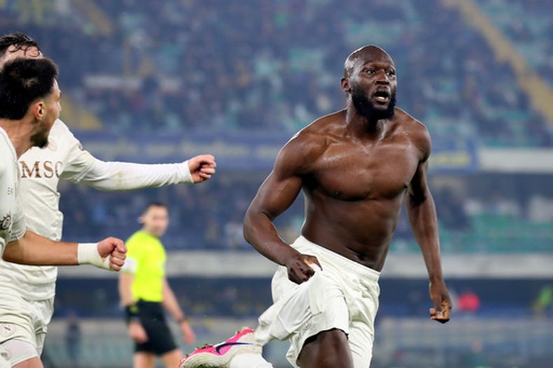 El belga Romelu Lukaku del Napoli, a la derecha, celebra tras anotar el segundo gol de su equipo durante el partido de fútbol de la Serie A entre el Hellas Verona y el Napoli en Verona, Italia, el sábado 28 de febrero de 2026. (Paola Garbuio/LaPresse vía AP)