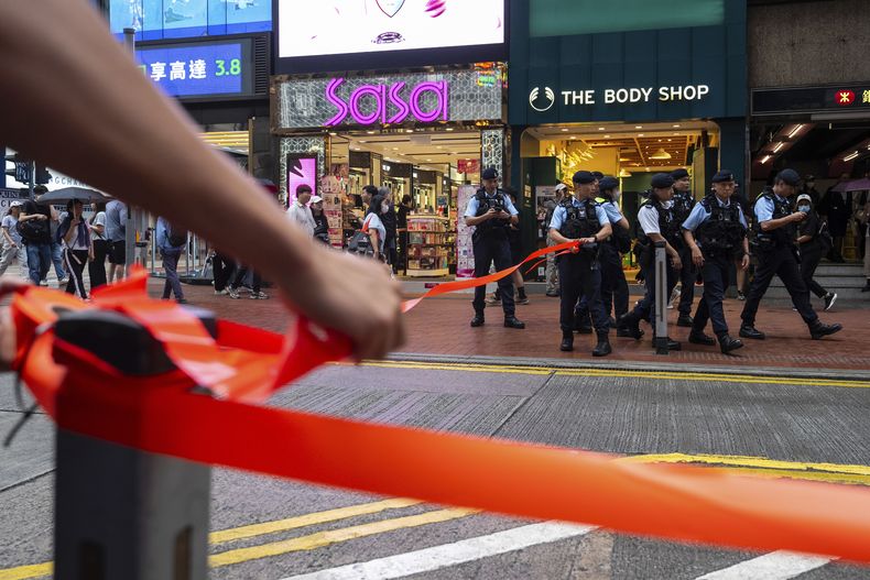 Policías cierran calles en el área de Causeway Bay en el 36to aniversario de la violenta represión china en la Plaza de Tiananmen, en Hong Kong, el miércoles 4 de junio de 2025. (AP Foto/Chan Long Hei)