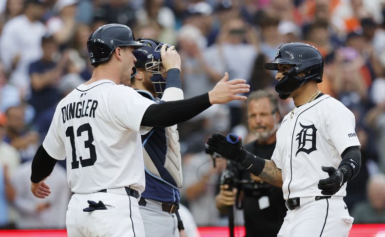 Javier Báez, derecha, de los Tigres de Detroit, celebra con Dillon Dingler (13) después de batear un jonrón de dos carreras durante la segunda entrada del juego de béisbol de Grandes Ligas frente a los Rays de Tampa Bay, el lunes 7 de julio de 2025, en Detroit. (AP Foto/Duane Burleson)