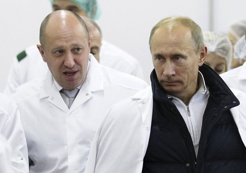 ARCHIVO - El empresario Yevgeny Prigozhin, izquierda, le muestra al presidente ruso Vladímir Putin su fábrica de comidas escolares, el 20 de septiembre de 2010, en las afueras de San Petersburgo, Rusia. (Alexei Druzhinin, Sputnik, foto compartida por el Kremlin vía AP, archivo)