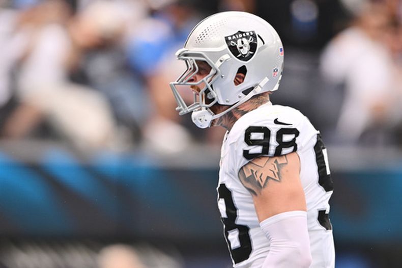 Maxx Crosby, defensive end de los Raiders de Las Vegas, festeja una jugada defensiva en el duelo ante los Chargers de Los Ángeles, el domingo 20 de septiembre de 2026 (AP Foto/Katie Chin)