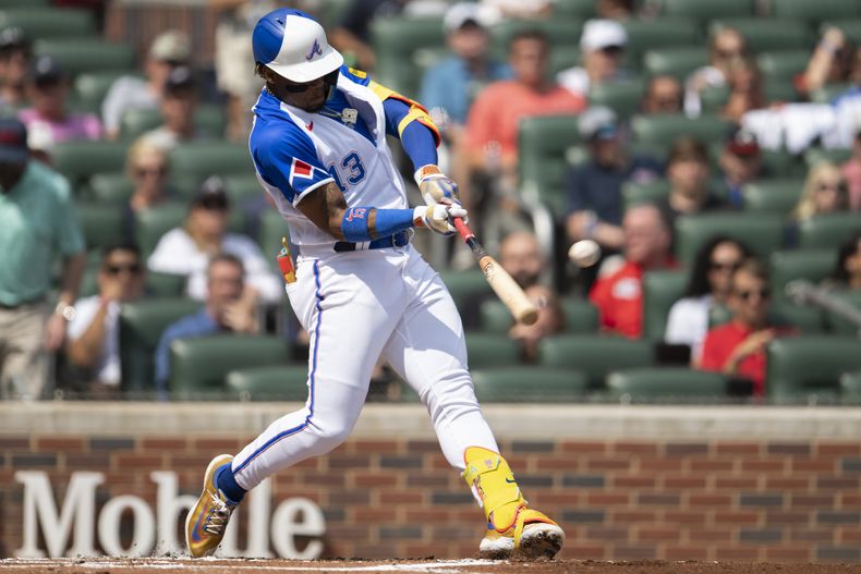 El venezolano Ronald Acuña, de los Bravos de Atlanta, batea un doble en el juego ante los Nacionales de Washington, el sábado 10 de junio de 2023 (AP Foto/Hakim Wright Sr.)