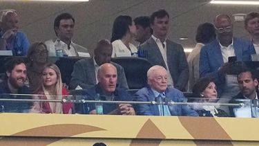 Jerry Jones (centro-derecha), dueño de los Cowboys de Dallas, observa la semifinal de la Copa del Mundo entre Francia y España en Arlington, Texas, el martes 14 de julio de 2026 (AP Foto/Julio Cortez)
