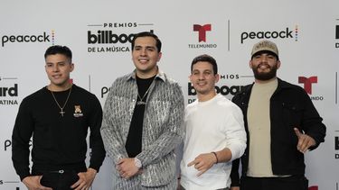 ARCHIVO - Grupo Marca Registrada llega a los Premios Billboard de la Música Latina, el jueves 5 de octubre de 2023, en Coral Gables, Florida. (Foto AP/Rebecca Blackwell).