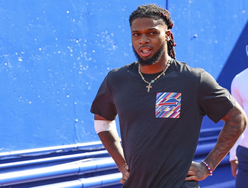El safety de los Bills de Buffalo Damar Hamlin camina en el campo de juego para la práctica previa al partido ante los Dolphins de Miami, el domingo 1 de octubre de 2023, en Orchard Park, Nueva York.(AP Foto/Gary McCullough, Archivo)