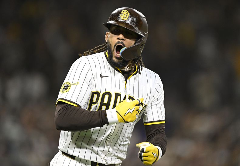 Fernando Tatis Jr. (23), de los Padres de San Diego, celebra después de batear jonrón de dos carreras durante la octava entrada del juego de béisbol ante los Cachorros de Chicago el lunes 14 de abril de 2025, en San Diego, California. (AP Foto/Denis Poroy)