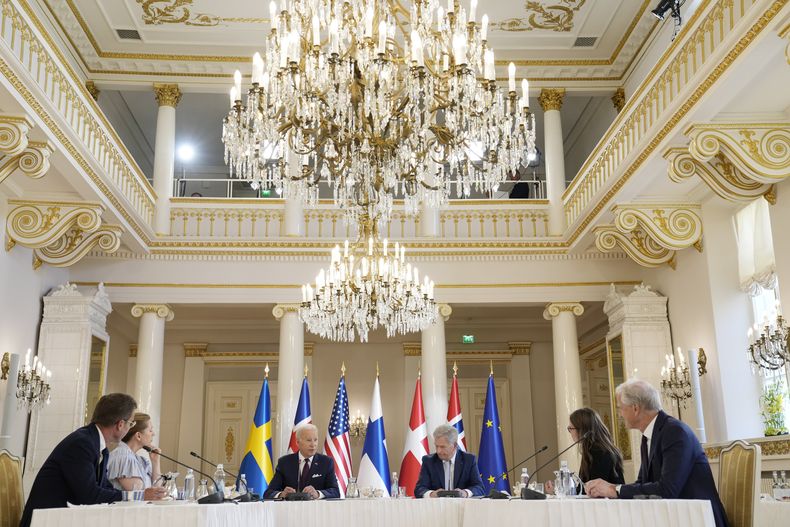 El presidente Joe Biden habla con los líderes nórdicos desde la izquierda, el primer ministro de Suecia, Ulf Kristersson; la primera ministra de Dinamarca, Mette Frederiksen; el presidente de Finlandia, Sauli Niinisto; la primera ministra de Islandia, Katrin Jakobsdottir, y el primer ministro de Noruega, Jonas Gahr Store, en el Palacio Presidencial de Helsinki, Finlandia, el 13 de julio de 2023. (Foto AP/Susan Walsh, Archivo)
