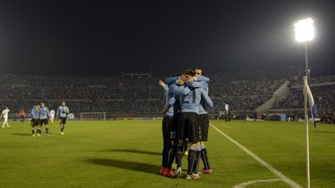 americateve | Los jugadores de la selecci&oacute;n de Uruguay felicitan a su compa&ntilde;ero Edinson Cavani (21), quien anot&oacute; frente a Eslovenia en un partido amistoso disputado el mi&eacute;rcoles 4 de junio de 2014. El lunes 9, la selecci&oacute;n uruguaya pa