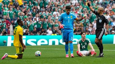 El árbitro Wilton Sampaio expulsa al sudafricano Sphephelo Sithole (izquierda) durante el partido entre México y Sudáfrica por el Grupo A del Mundial, el jueves 11 de junio de 2026, en la Ciudad de México. (AP Foto/Natacha Pisarenko)