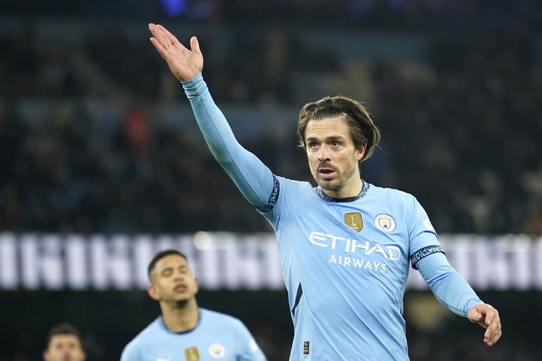 ARCHIVO - Jack Grealish del Manchester City tras anotar un gol ante Salford City en la Copa FA, el 11 de enero de 2025, en Manchester. (AP Foto/ Dave Thompson)