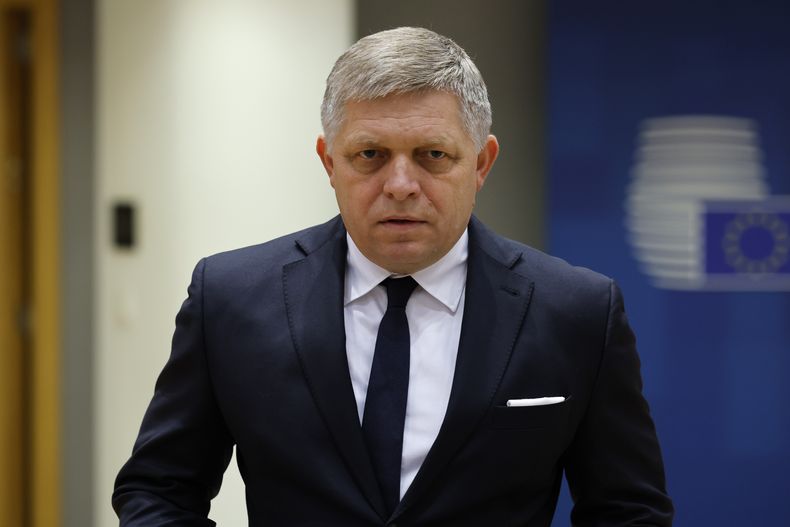 En esta imagen de archivo, el primer ministro de Eslovaquia, Robert Fico, a su llegada a una reunión en una cumbre de la Unión Europea, en Bruselas, el 1 de febrero de 2024. (AP Foto/Geert Vanden Wijngaert, archivo)