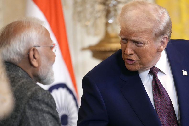 ARCHIVO - El presidente Donald Trump, derecha, habla con el primer ministro de India, Narendra Modi, durante una conferencia de prensa en el Salón Este de la Casa Blanca, el 13 de febrero de 2025, en Washington. (AP Foto/Ben Curtis, archivo)