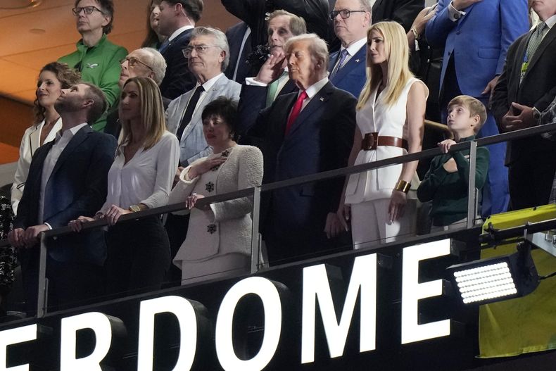 El presidente Donald Trump, acompañado por familiares, observan el inicio del Super Bowl 59, el domingo 9 de febrero de 2025, en Nueva Orleans. (AP Foto/Frank Franklin II)