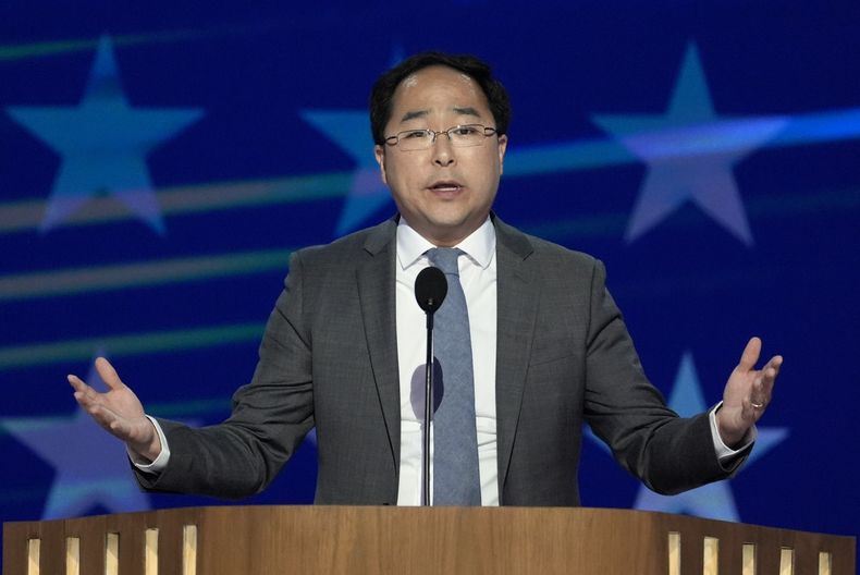 ARCHIVO - El representante Andy Kim, demócrata por Nueva Jersey, habla durante la Convención Nacional Demócrata, el 21 de agosto de 2024, en Chicago. (AP Foto/J. Scott Applewhite)