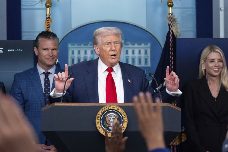 El presidente Donald Trump habla con periodistas en la sala de conferencias de prensa James Brady en la Casa Blanca, el lunes 11 de agosto de 2025, en Washington, junto al secretario de Defensa, Pete Hegseth, y la secretaria de Justicia, Pam Bondi. (AP Foto/Alex Brandon)