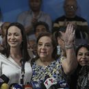 La líder opositora venezolana María Corina Machado en conferencia de prensa, acompañada por Corina Yoris, en Caracas, Venezuela, el viernes 22 de marzo de 2024. (AP Foto/Ariana Cubillos)