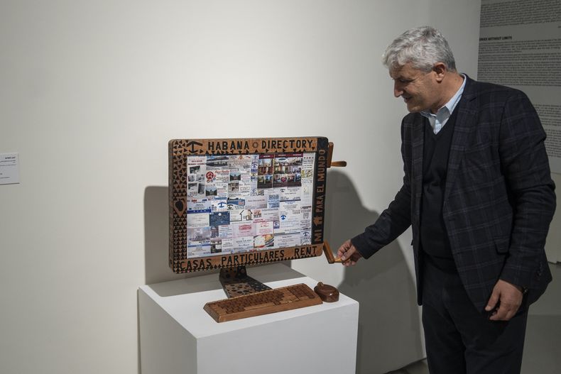 Abdelaziz El Idrissi, director del Museo Mohammed VI de Arte Moderno y Contemporáneo, interactúa con una instalación en una exposición de arte cubano, en Rabat, el lunes 1 de abril de 2024. La exposición es una de las primeras de arte cubano en un museo africano. (Foto AP/Mosaab Elshamy)