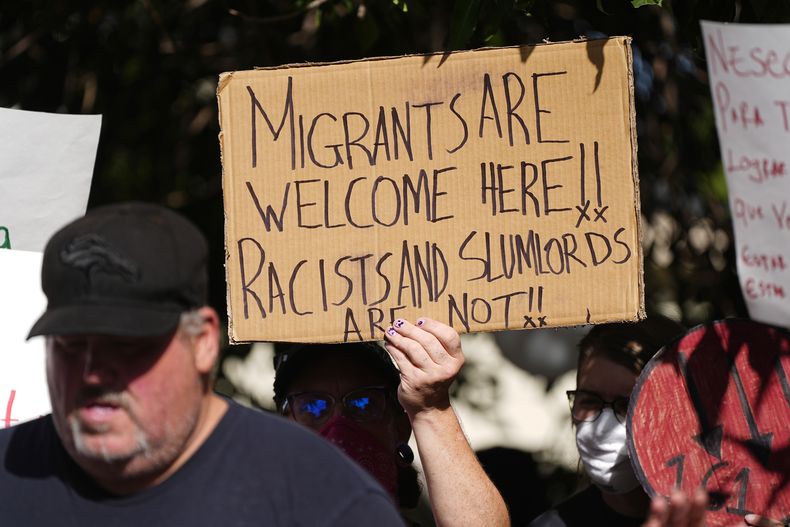 Un manifestante sostiene una pancarta durante una protesta organizada por el Colectivo Comunitario de East Colfax para abordar los problemas crónicos en los edificios de apartamentos ocupados por personas desplazadas de sus países de origen en Centro y Sudamérica, el martes 3 de septiembre de 2024, en Aurora, Colorado. (Foto AP/David Zalubowski).