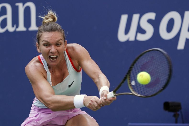 ARCHIVO - Foto del 29 de agosto del 2023, la rumana Simona Halep en duelo de la primera ronda del U.S. Open ante la ucraniana Daria Snigur. El 24 de octubre del 2023, Halep apela ante el TAS la suspensión de 4 años por dopaje. (AP Foto/Seth Wenig, Archivo)