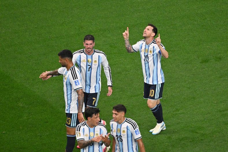 Lionel Messi celebra tras anotar un gol para Argentina en el partido contra Austria en el partido por el Grupo J del Mundial, el lunes 22 de junio de 2026, en Arlington, Texas. (AP Foto/Jessica Tobias)