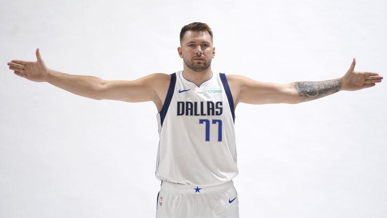 Luka Doncic, de los Mavericks de Dallas, posa durante una sesión fotográfica del equipo de baloncesto de la NBA, en el día de prensa, el lunes 30 de septiembre de 2024, en Dallas. (AP Foto/LM Otero)