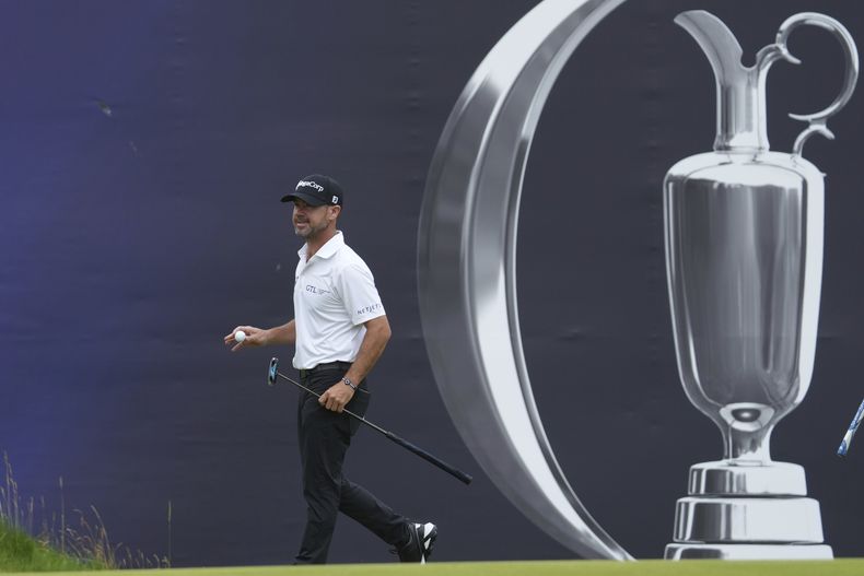 Brian Harman tras embocar el putt para birdie en el green del 18vo hoyo del Abierto Británico, el viernes 18 de julio de 2025, en el campo de Royal Portrush Golf Club, en Irlanda del Norte. (AP Foto/Jon Super)