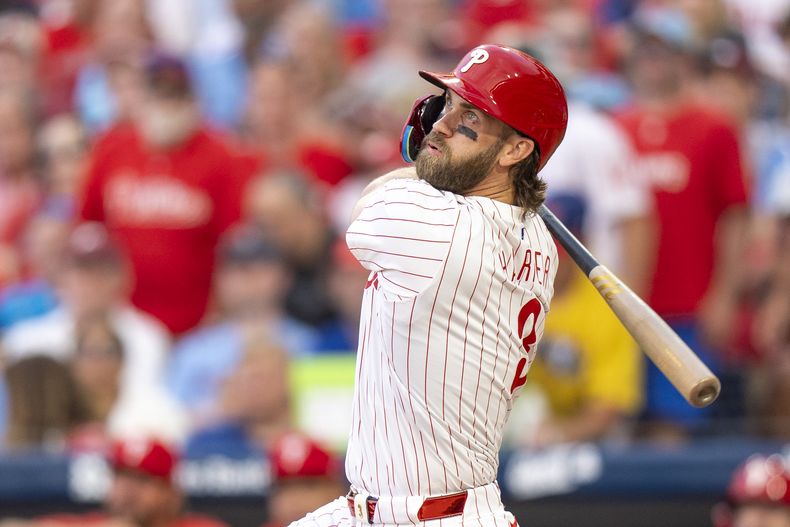 ARCHIVO - Bryce Harper, de los Filis de Filadelfia, batea durante un juego de béisbol contra los Cerveceros de Milwaukee, el lunes 3 de junio de 2024, en Filadelfia.Los Filis reincorporaron al primera base Bryce Harper y al bateador designado Kyle Schwarber de la lista de lesionados de 10 días y podrían tener a ambos jugadores clave cuando enfrenten a los Dodgers de Los Ángeles en un enfrentamiento de líderes de división. (AP Foto/Chris Szagola, Archivador)