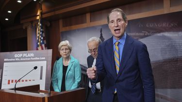 El senador demócrata Ron Wyden, de la Comisión de Finanzas del Senado, con la senadora demócrata Elizabeth Warren, de la Comisión de Banca, Vivienda y Asuntos Urbanos del Senado y el senador Chuck Schumer, líder de la minoría demócrata en el Senado, en el Congreso en Washington, el 18 de junio del 2025. (AP foto/J. Scott Applewhite)