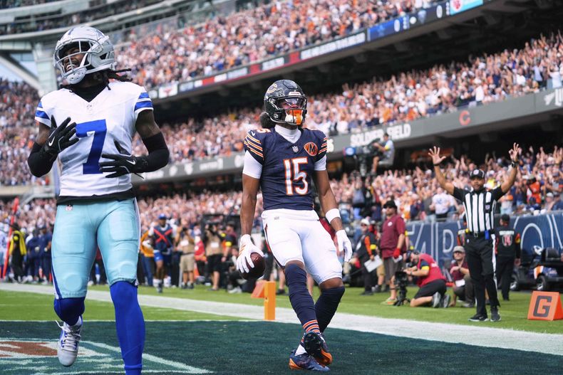 Rome Odunze (15), receptor de los Bears de Chicago, celebra después de superar en la cobertura al cornerback Trevon Diggs (7), de los Cowboys de Dallas, con una recepción de anotación en la primea mitad del partido de la NFL del domingo 21 de septiembre de 2025, en Chicago. (AP Foto/Erin Hooley)