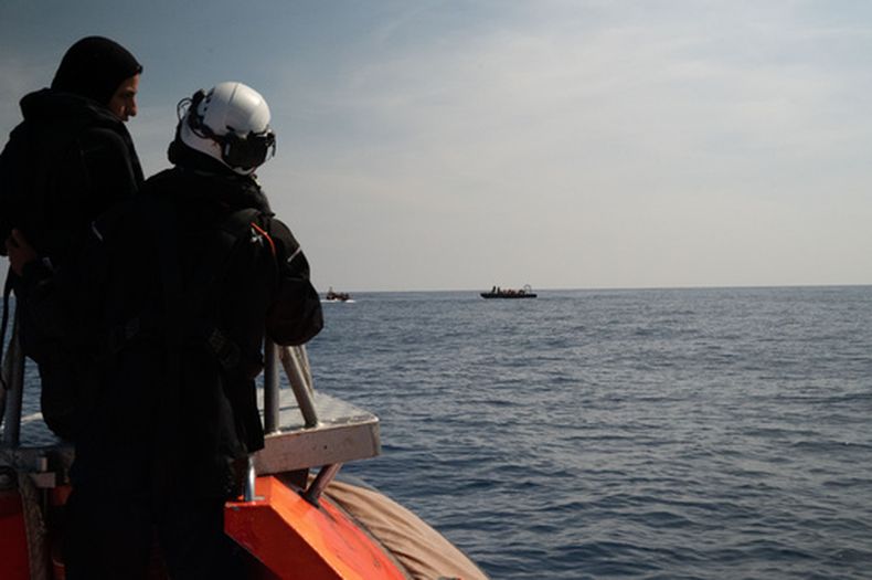 En la imagen, publicada por Sea-Watch, aparece la tripulación del barco de rescate de migrantes Sea-Watch 5 aproximándose a un bote en problemas con personas a bordo en un área del Mediterráneo patrullada por autoridades libias, el lunes 11 de mayo de 2026. El bote en la distancia que se observa a la izquierda es una de sus lanchas rápidas, de acuerdo con Sea-Watch. (Leo Spartacus/Sea-Watch vía AP)