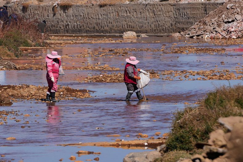 Trabajadores municipales limpian el río Seke que desemboca en el lago Titicaca, en El Alto, Bolivia, el 25 de julio de 2026. (AP Foto/Juan Karita)