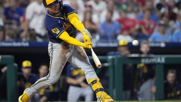 El venezolano William Contreras, de los Cerveceros de Milwaukee, batea un doble productor ante los Filis de Filadelfia, el miércoles 19 de julio de 2023 (AP Foto/Matt Slocum)